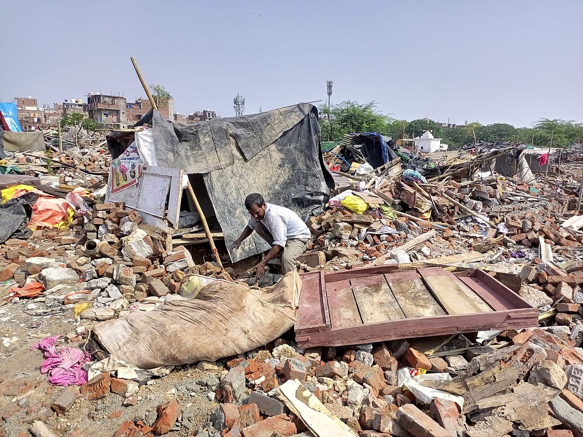 دہلی: تغلق آباد میں آشیانوں پر بجلی بن کر گرا بلڈوزر، نم آنکھوں کے درمیان پوری بستی ملبہ میں تبدیل