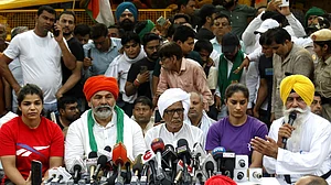 پہلوانوں کی حمایت میں آئیں کسان تنظیمیں اور کھاپ، راکیش ٹکیت کا مرکز پر حملہ، کہا- ان کا بھوت اتارنا پڑے گا