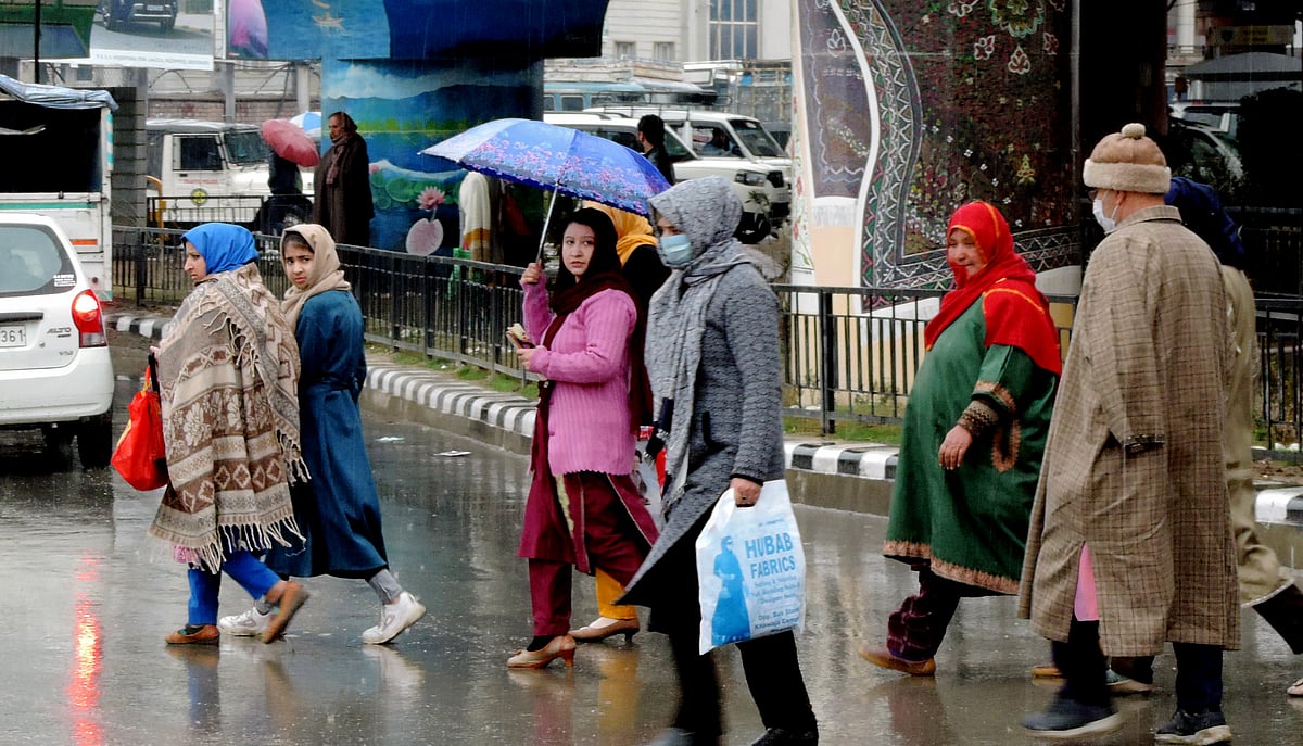 کشمیر میں وقفے وقفے سے بارشوں کا سلسلہ جاری، کسان پریشان