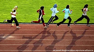 ایران میں بغیر حجاب کے دوڑنے پر کھیلوں کے سربراہ کا استعفیٰ