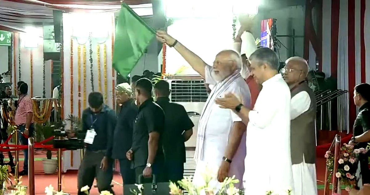 مدھیہ پردیش: وزیر اعظم مودی نے وندے بھارت ٹرینوں کو دکھائی ہری جھنڈی