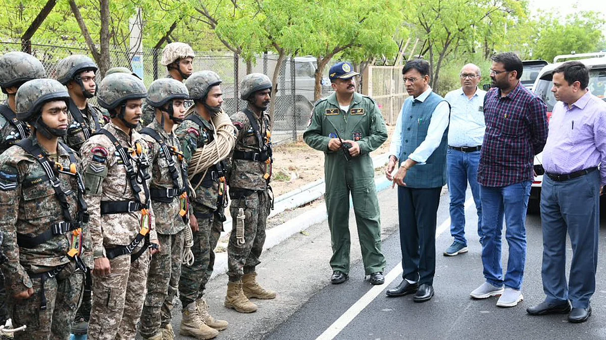 <div class="paragraphs"><p>گجرات: مرکزی وزیر منسکھ منڈاویہ بھج میں طوفان کے پیش نظر کی جا رہی تیاریوں کا جائزہ لیتے ہوئے / یو این آئی</p></div>