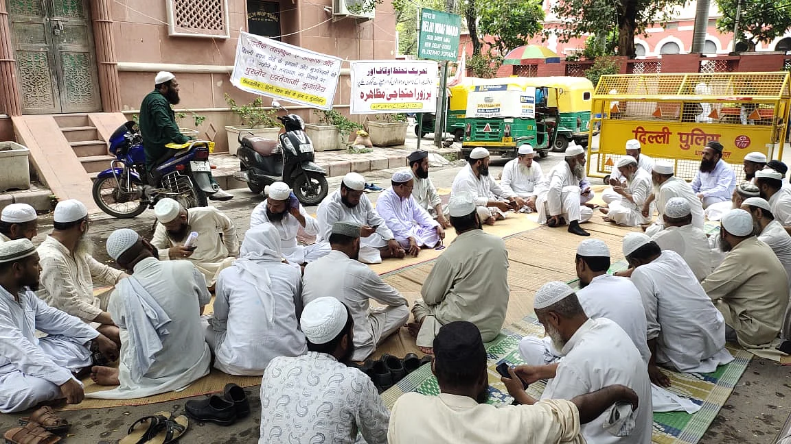 <div class="paragraphs"><p>تنخواہ نہ ملنے سے پریشان ائمہ و موذنین کا دہلی وقف بورڈ دفتر کے باہر احتجاجی مظاہرہ</p></div>