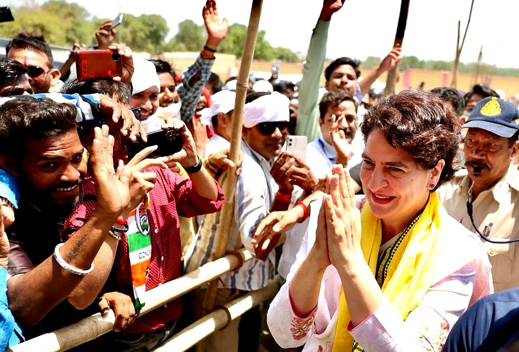 پرینکا گاندھی ’5 گارنٹی‘ لے کر پہنچیں مدھیہ پردیش، ہر خاتون کو 1500 روپے ماہانہ، 100 یونٹ بجلی مفت، اور...