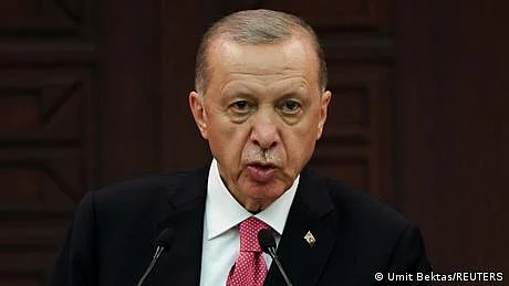 ایردوآن کی فوٹو پر ہٹلرجیسی مونچھیں بنانے پر ترک لڑکے کو سزا