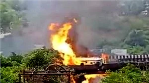 مہاراشٹر: تیل ٹینکر میں دھماکہ سے دہل گیا ممبئی-پونے ایکسپریس وے، 4 لوگوں کی موت اور کئی دیگر زخمی