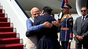 وزیر اعظم مودی دو روزہ دورے پر مصر پہنچے، ہم منصب مصطفیٰ میڈبولی نے گلے لگا کر کیا استقبال