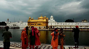 امرتسر میں خوف کا ماحول، سورن مندر کے پاس 4 بم نصب کیے جانے کی اطلاع، پورے پنجاب میں ریڈ الرٹ