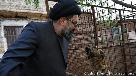 ایران میں آوارہ کتوں کی پناہ گاہ کے مالک، ایک مذہبی شخص