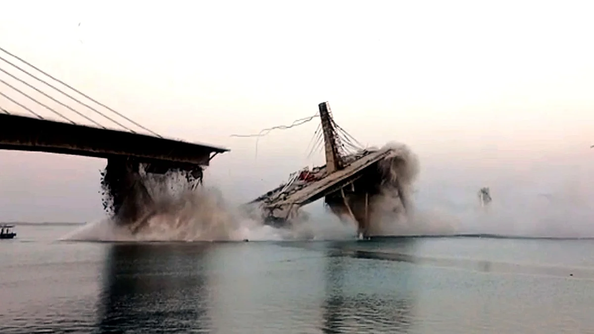 <div class="paragraphs"><p>بہار میں پل منہدم، فائل تصویر آئی اے این ایس</p></div>