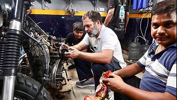 راہل کی بھارت جوڑو یاترا جاری ہے، قرول باغ میں بائک میکینک کی دوکان پر انہوں نے وقت گزارا