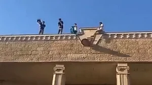 عراق: سویڈن میں قرآن جلائے جانے سے ناراض مسلمانوں نے سویڈش سفارتخانہ پر لگے سویڈن کے قومی نشان کو توڑ پھینکا