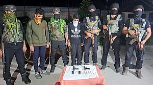 جموں و کشمیر: بارہمولہ میں دو ملی ٹینٹ معاونین اسلحہ و گولہ بارود سمیت گرفتار