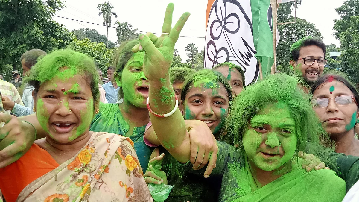 <div class="paragraphs"><p>جیت کا جشن مناتے ٹی ایم سی کارکن / یو این آئی</p></div>