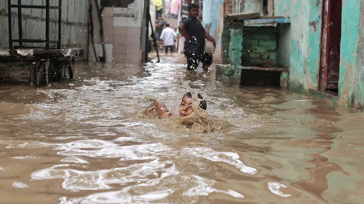 <div class="paragraphs"><p>دہلی کی گلیوں میں سیلاب جیسا منظر، تصویر قومی آواز/وپن</p></div>