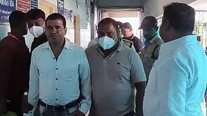 مدھیہ پردیش میں پٹواری نے لی 5 ہزار روپے کی رشوت، پولیس سامنے آئی تو نگل گیا!