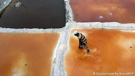 صحارا میں نمک کی کھدائی کا صدیوں پرانا کاروبار بچانے کی جدوجہد
