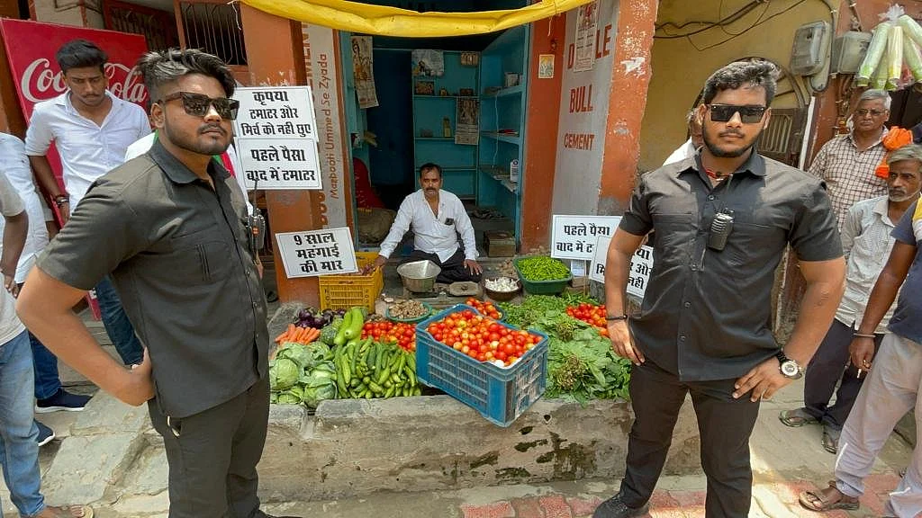 <div class="paragraphs"><p>ٹماٹر کی حفاظت کرتے باؤنسر، تصویر آس محمد کیف</p></div>