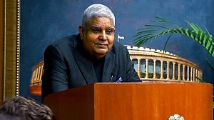 پارلیمنٹ کی کارروائی کو ٹھپ کرنے پر بولے دھنکڑ