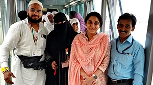 فریضہ حج کی ادائیگی کے بعد حاجیوں کی وطن واپسی کا سلسلہ شروع، پہلے دن 4 پروازوں سے 1573 حجاج کرام دہلی واپس لوٹے