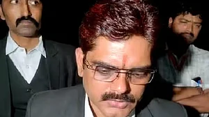 عتیق احمد کے وکیل وجے مشرا پر پولیس کی سخت کارروائی، دیر رات گئے لکھنؤ کے ہوٹل سے گرفتار