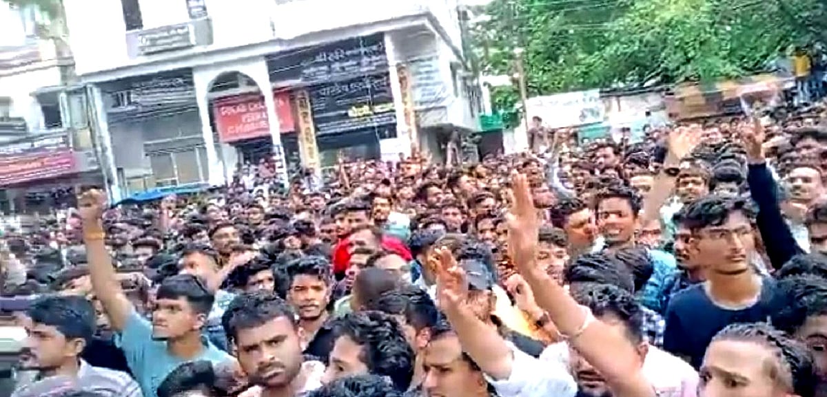 مدھیہ پردیش: پٹواری بھرتی میں بے ضابطگی سے طلبا ناراض، اندور میں سڑکوں پر اترے ہزاروں نوجوان، جانچ کا مطالبہ