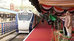 صرف 4 وَندے بھارت ٹرینوں کو پی ایم مودی کے ذریعہ جھنڈی دکھانے پر ریلوے نے خرچ کر دیے 5.6 کروڑ روپے