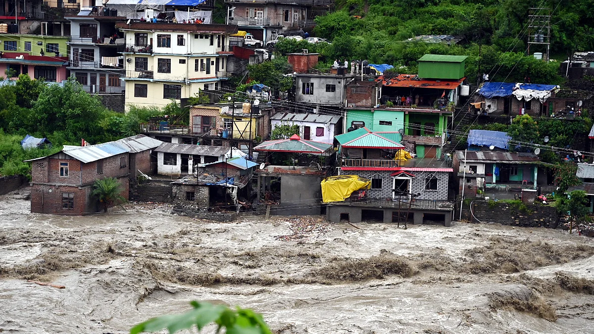 <div class="paragraphs"><p>ہماچل پردیش کے منڈی میں پانی کے بہاؤ کی صورت حال / یو این آئی</p></div>