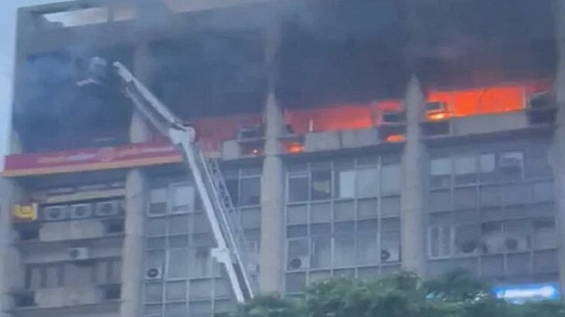 دہلی: ڈی سی ایم بلڈنگ میں زبردست آتشزدگی، فائر بریگیڈ کی 10 گاڑیاں نویں منزل پر لگی آگ بجھانے میں مصروف