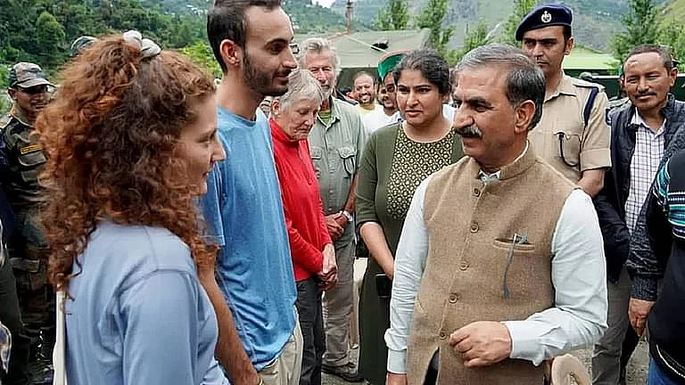 <div class="paragraphs"><p>سیاحوں کے ساتھ ہماچل پردیش کے وزیر اعلیٰ سکھوندر سکھو</p></div>