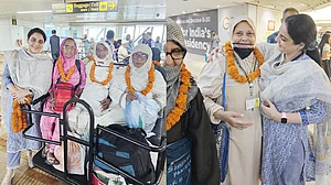 بغیر محرم سفرِ حج پر روانہ ہونے والی خواتین کی وطن واپسی، دہلی حج کمیٹی کی چیئرپرسن کوثر جہاں نے کیا والہانہ استقبال