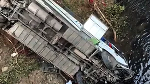 اے پی: شادی کے استقبالیہ میں شرکت کے لیے جانے کے دوران بس، نہر میں گر گئی، 7 افراد ہلاک