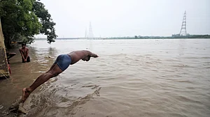 دہلی میں جمنا کا پانی پھر خطرے کے نشان سے اوپر، سیلاب کا خطرہ منڈلایا، نشیبی علاقوں کے لوگ خوفزدہ