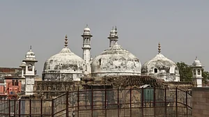 گیانواپی مسجد احاطہ میں دوسرے دن کا سروے مکمل، دونوں فریق کی موجودگی میں کھلا مسجد کا تالا، گنبد کے نیچے ہوئی میپنگ