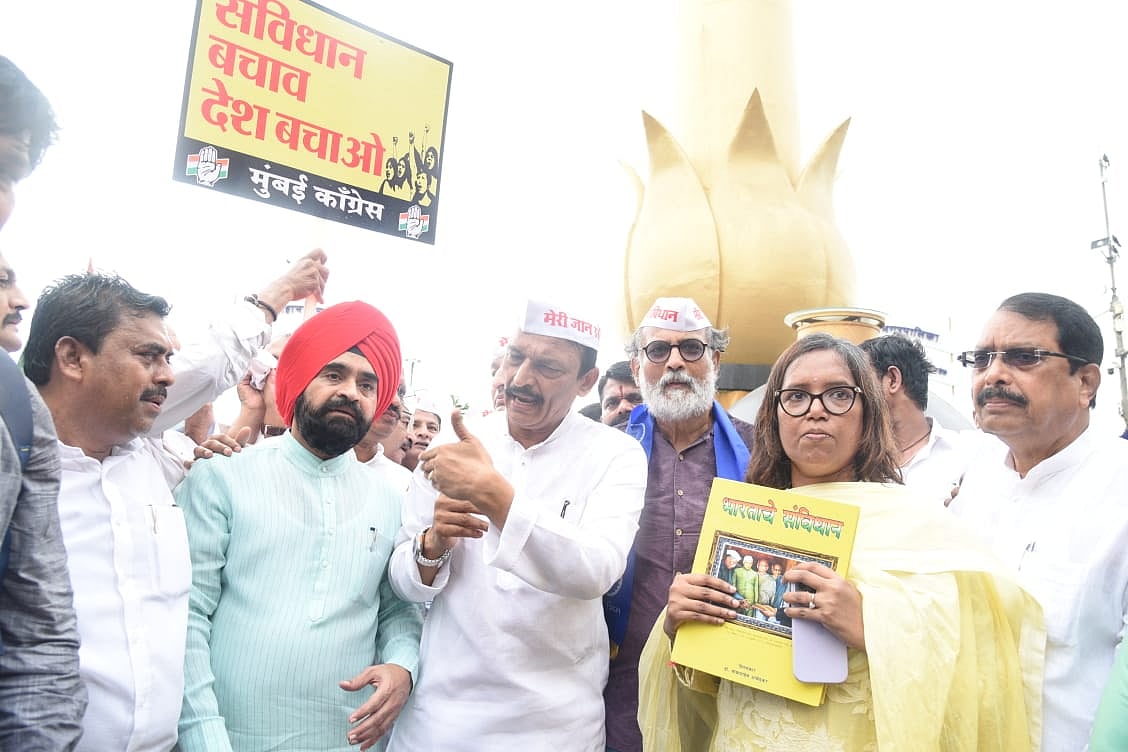 مودی حکومت کی آئین مخالف پالیسیوں کے خلاف ممبئی کانگریس نے نکالی 'آئین بچاؤ' پدیاترا