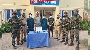 جموں و کشمیر: بڈگام میں لشکر طیبہ سے وابستہ 3 ملی ٹینٹ معاونین گرفتار، اسلحہ وگولہ بارود بر آمد، پولیس