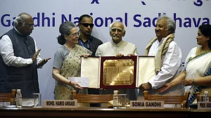 علیحدگی پسندی اور نفرت کو آج اقتدار کی حمایت حاصل ہے: سونیا گاندھی