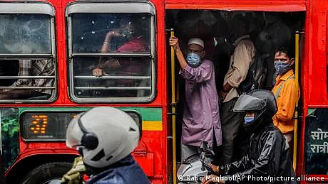 بھارت: نمازکے لیے بس روکنے پر معطل کنڈکٹر نے خودکشی کرلی