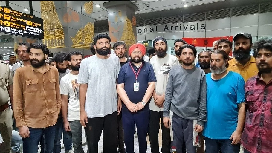 <div class="paragraphs"><p>لیبیا کی جیل سے رِہا ہو کر وطن واپس پہنچے نوجوان</p></div>