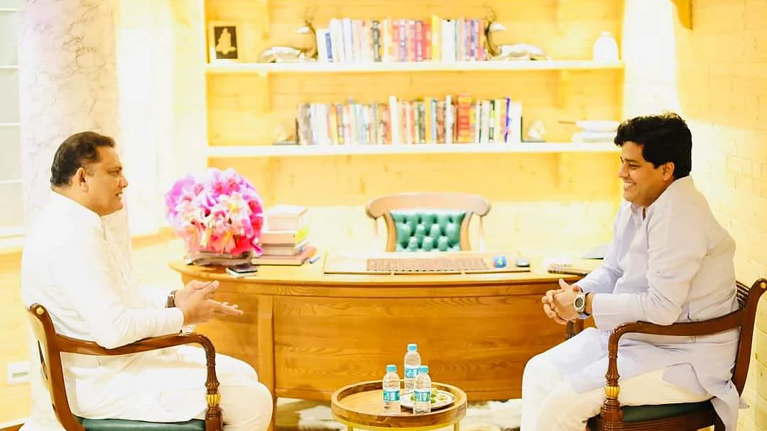 <div class="paragraphs"><p>محمد اظہر الدین اور عمران پرتاپ گڑھی کی ملاقات</p></div>