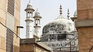 گیانواپی سروے کا دوسرا دن، اے ایس آئی آج ریڈی ایشن تکنیک سے کرے گی جانچ، جانیں پہلے دن کیا پایا؟