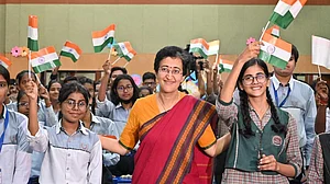 <div class="paragraphs"><p>اسکولی طلبا کے ساتھ دہلی کی وزیر تعلیم آتشی</p></div>