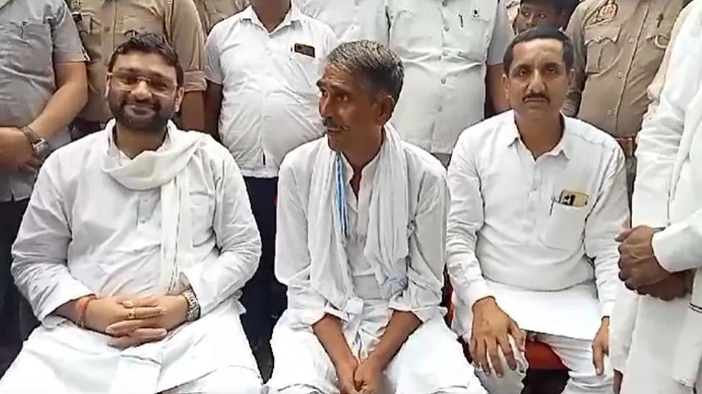 اتر پردیش: جیل سے آزاد ہوئے خونخوار ڈکیت کا بی جے پی رکن اسمبلی نے کیا زوردار استقبال، خوب کی تعریف