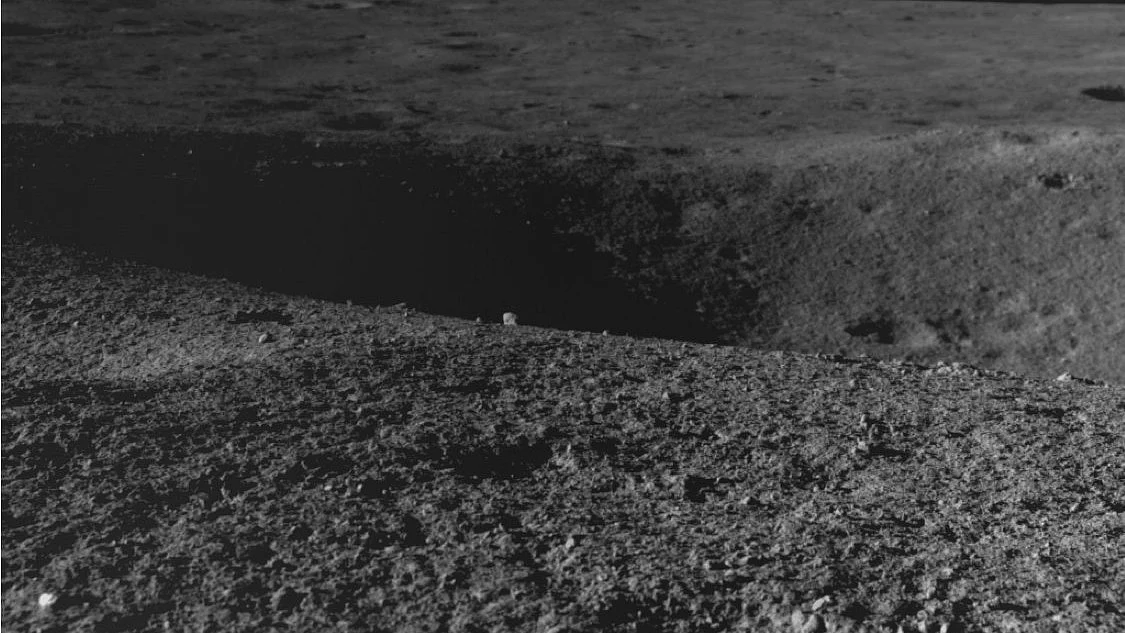 <div class="paragraphs"><p>چاند پر موجود گڈھا، تصویر @isro</p></div>