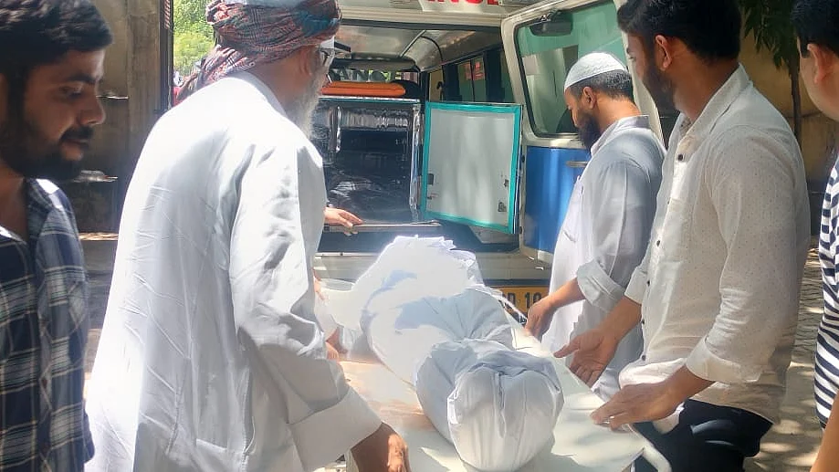 <div class="paragraphs"><p>مسجد کے شہید امام کو ایمبولنس سے ان کے گھر بھیجا گیا</p></div>