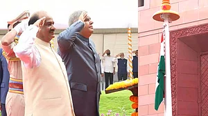 پارلیمنٹ کے آئندہ اجلاس سے ایک روز قبل پارلیمنٹ کی نئی عمارت پر قومی پرچم لہرایا گیا