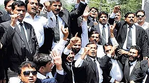 حکومت سے بات چیت کے بعد یوپی میں وکلاء کی ہڑتال ختم