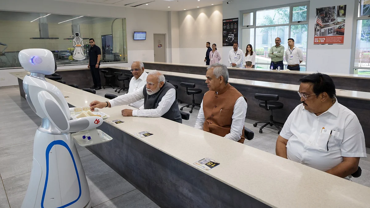 <div class="paragraphs"><p>پی ایم مودی کو چائے اور سینڈوِچ پیش کرتا روبوٹ، تصویر&nbsp;<a href="https://twitter.com/narendramodi">@narendramodi</a></p></div>