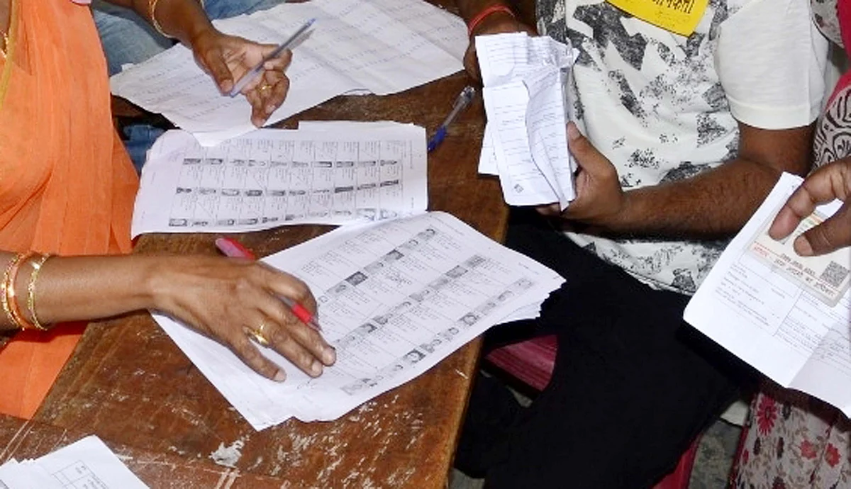 نئی ووٹر لسٹ کی تیاری یا جمہوریت کے پیڑ پر چلائی جا رہی ہے کلہاڑی