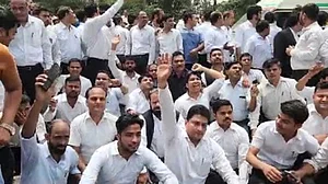 ہاپوڑ میں لاٹھی چارج کے خلاف وکلا کی ہڑتال جاری، ہائی کورٹ کا اظہار تشویش